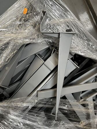 Palle med Glas hylder