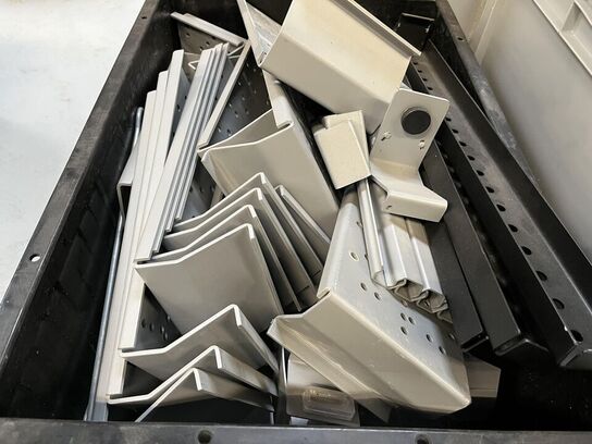 Palle med Glas hylder