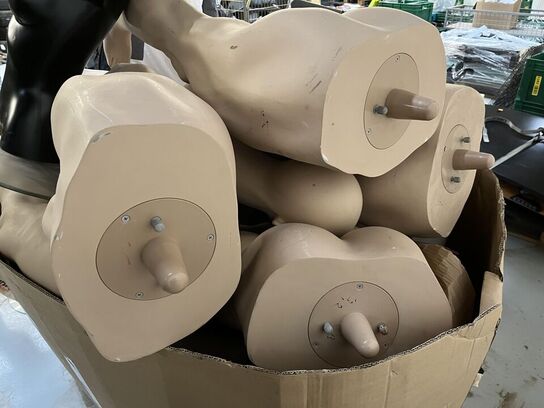 Kasse med Mannequindukker