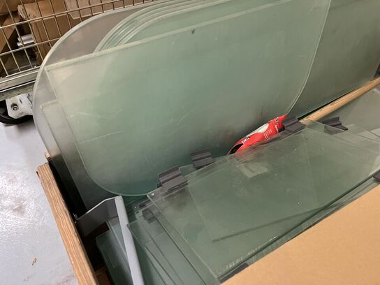 Palle med Glas hylder