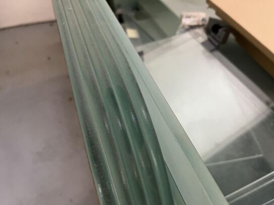 Palle med Glas hylder