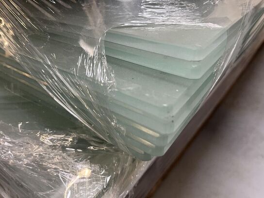 Palle med Glas hylder