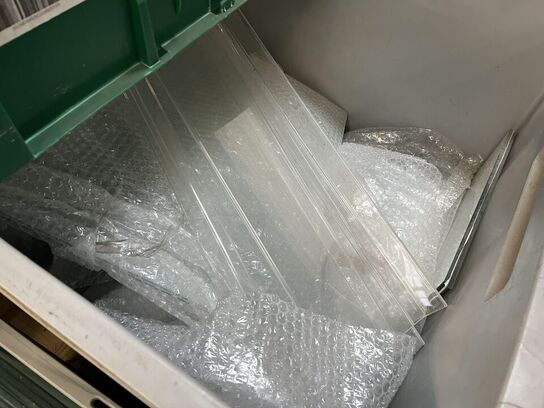 Palle med Glas hylder