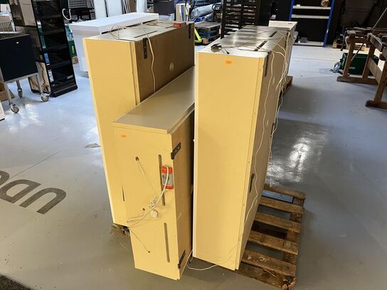 3. Stk. Udstillings ophængsskabe med Glas hylder og lys