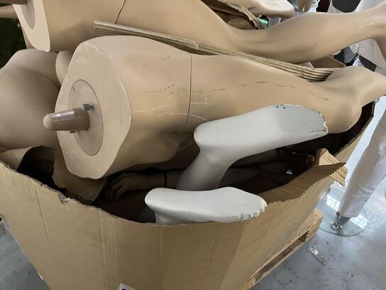 Kasse med Mannequindukker