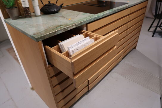 Køkkenø i egetræ m. marmorbordplade FORM PLUS+