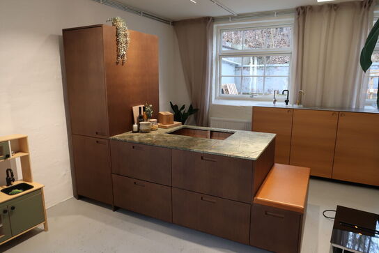 Køkken i røget egetræ  FORM PLUS+ 