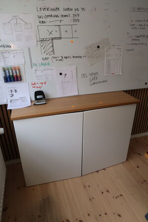 Hæve/sænkebord m. stol, skuffmodul mv.  IKEA Model: 002.552.56 