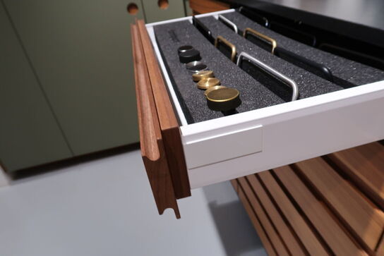 Køkkeninventar i valnød/grøn linoleum  FORM PLUS +