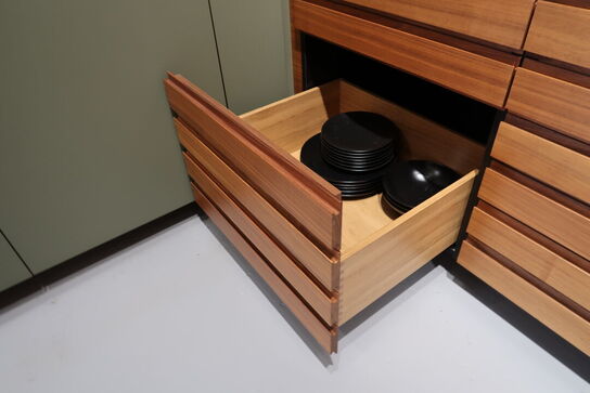 Køkkeninventar i valnød/grøn linoleum  FORM PLUS +