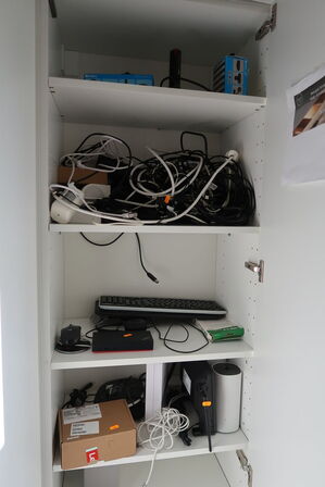 Indhold i skab bla. Elektronik