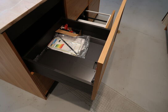 Køkkenø i egetræ mflg. Opvasker FORM PLUS+/ ASKO Model: DFi756MUXXL