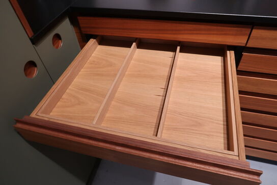 Køkkeninventar i valnød/grøn linoleum  FORM PLUS +