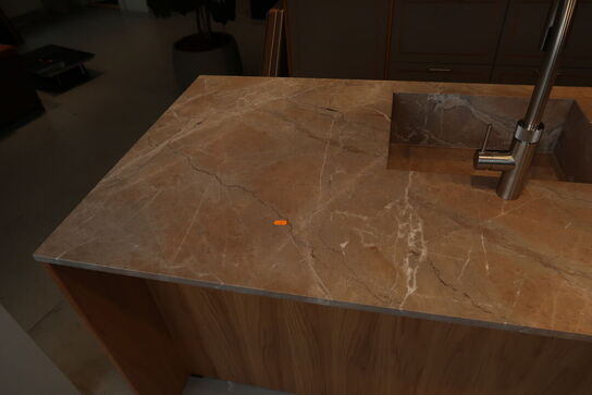 Køkkenø i egetræ mflg. Opvasker FORM PLUS+/ ASKO Model: DFi756MUXXL