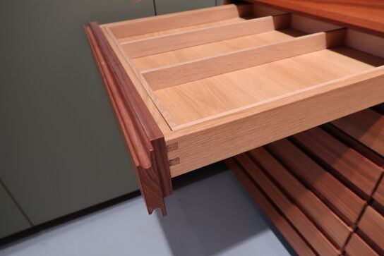 Køkkeninventar i valnød/grøn linoleum  FORM PLUS +