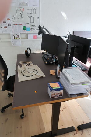 Hæve/sænkebord m. stol & skuffmodul IKEA Model: 