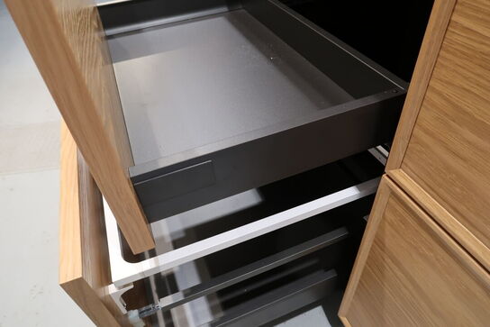 Køkkenø i egetræ mflg. Opvasker FORM PLUS+/ ASKO Model: DFi756MUXXL