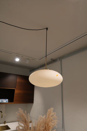 Pendellampe i glas m. messingholder