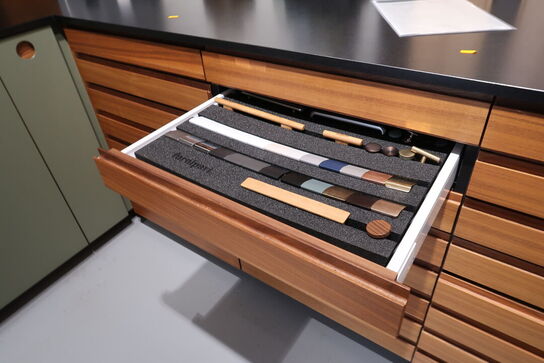 Køkkeninventar i valnød/grøn linoleum  FORM PLUS +