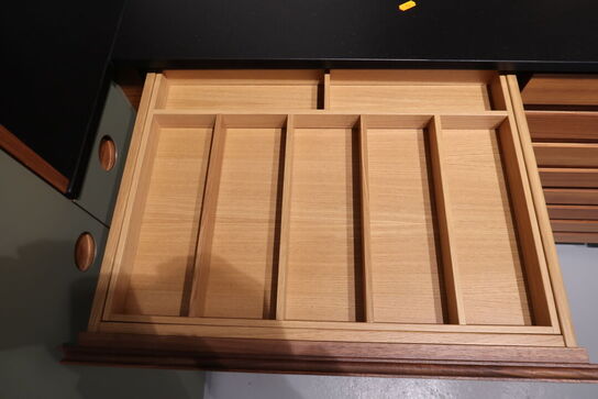 Køkkeninventar i valnød/grøn linoleum  FORM PLUS +