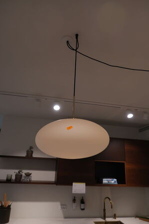 Pendellampe i glas m. messingholder