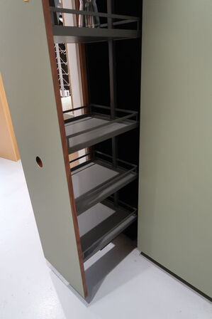 Køkkeninventar i valnød/grøn linoleum  FORM PLUS +