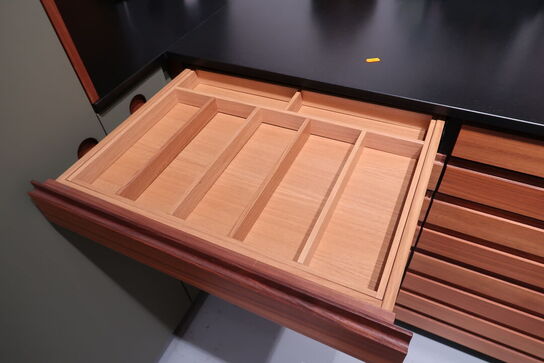 Køkkeninventar i valnød/grøn linoleum  FORM PLUS +