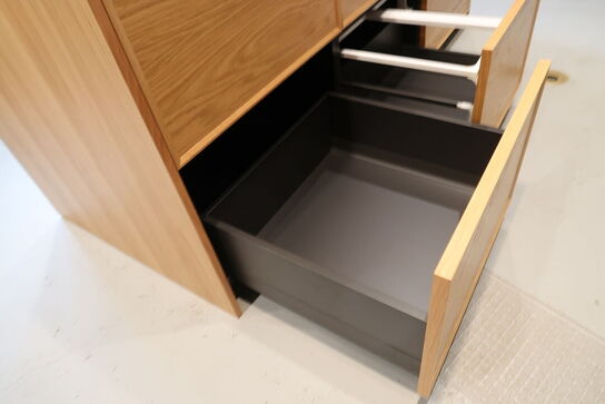 Køkkenø i egetræ mflg. Opvasker FORM PLUS+/ ASKO Model: DFi756MUXXL