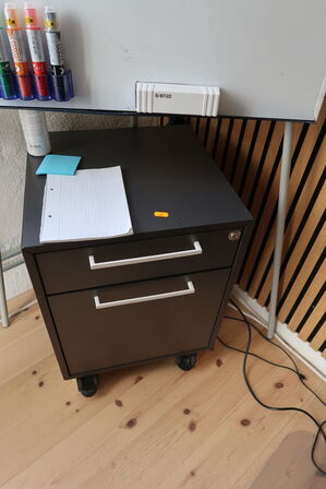 Hæve/sænkebord m. stol, skuffmodul mv.  IKEA Model: 002.552.56 