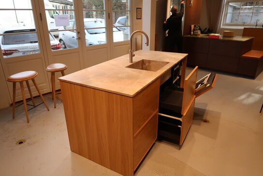 Køkkenø i egetræ mflg. Opvasker FORM PLUS+/ ASKO Model: DFi756MUXXL