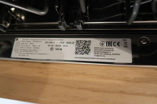 Køkkenø i egetræ mflg. Opvasker FORM PLUS+/ ASKO Model: DFi756MUXXL