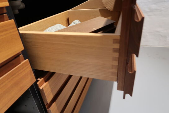 Køkkeninventar i valnød/grøn linoleum  FORM PLUS +