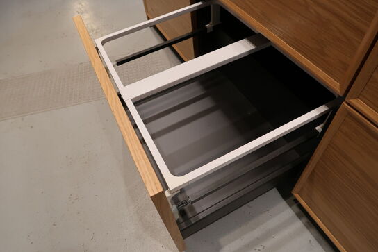 Køkkenø i egetræ mflg. Opvasker FORM PLUS+/ ASKO Model: DFi756MUXXL