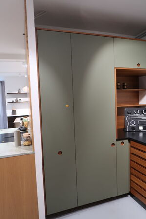 Køkkeninventar i valnød/grøn linoleum  FORM PLUS +