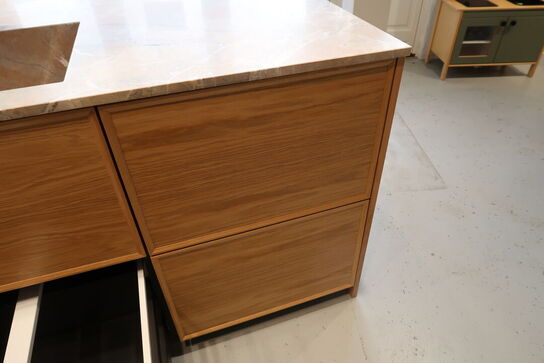 Køkkenø i egetræ mflg. Opvasker FORM PLUS+/ ASKO Model: DFi756MUXXL