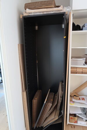 Indhold i skab bla. Elektronik