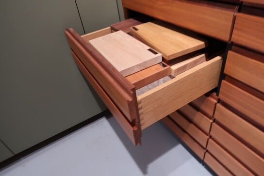 Køkkeninventar i valnød/grøn linoleum  FORM PLUS +