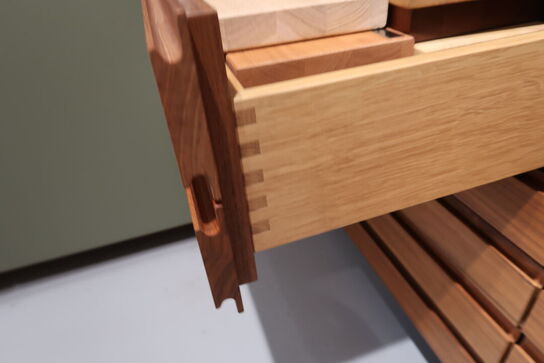 Køkkeninventar i valnød/grøn linoleum  FORM PLUS +