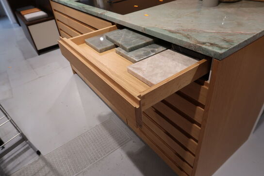 Køkkenø i egetræ m. marmorbordplade FORM PLUS+