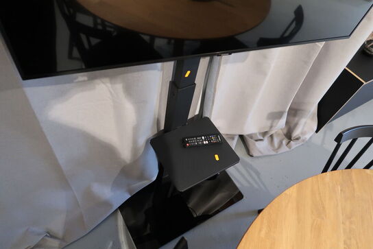 Fladskærms-tv 43" m. stativ  SAMSUNG Type: UE43TU6905 Model: UE43TU6905KXXC