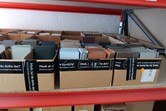 Indhold i pallereol bla. Møbelprøver FORM PLUS+