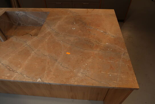 Køkkenø i egetræ mflg. Opvasker FORM PLUS+/ ASKO Model: DFi756MUXXL