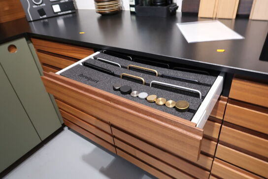 Køkkeninventar i valnød/grøn linoleum  FORM PLUS +