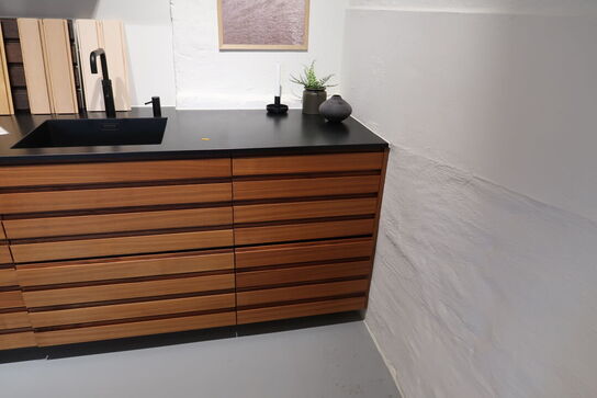 Køkkeninventar i valnød/grøn linoleum  FORM PLUS +