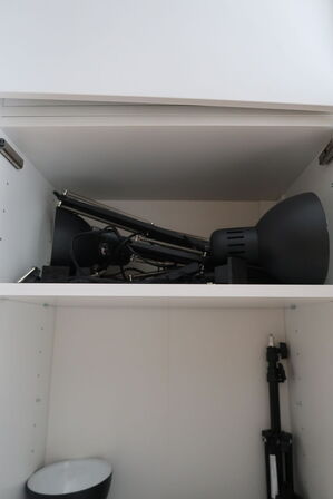 Indhold i skab bla. Elektronik