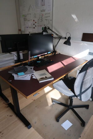 Hæve/sænkebord m. stol, skuffmodul mv.  IKEA Model: 002.552.56 