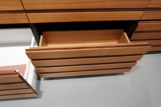 Køkkeninventar i valnød/grøn linoleum  FORM PLUS +