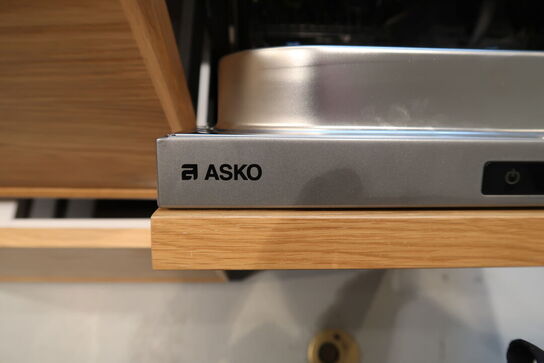 Køkkenø i egetræ mflg. Opvasker FORM PLUS+/ ASKO Model: DFi756MUXXL