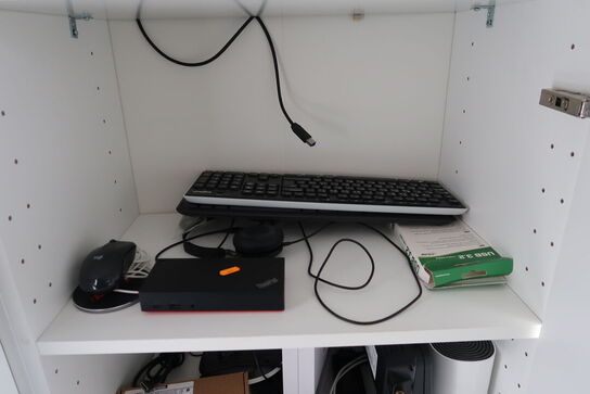 Indhold i skab bla. Elektronik