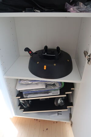 Indhold i skab bla. Elektronik